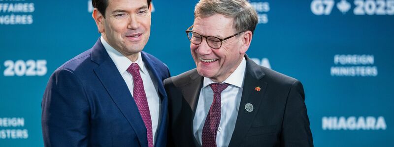 Beim Familienfoto des Außenministertreffens der G7-Runde wirtschaftsstarker Demokratien zeigen sich Außenminister Johann Wadephul (r., CDU) und sein US-Kollege Marco Rubio gut gelaunt. - Foto: Nick Iwanyshyn/The Canadian Press/AP/dpa
