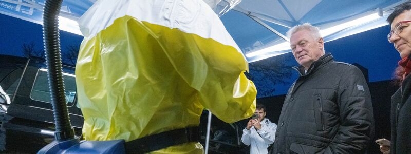 Der Nutzen möglicher Impfungen von Geflügel gegen die Geflügelpest wir unter anderem am Friedrich-Loeffler-Institut (FLI) untersucht. Bundeslandwirtschaftsminister Alois Rainer (CSU) weist auch auf mögliche Probleme hin. - Foto: Stefan Sauer/dpa