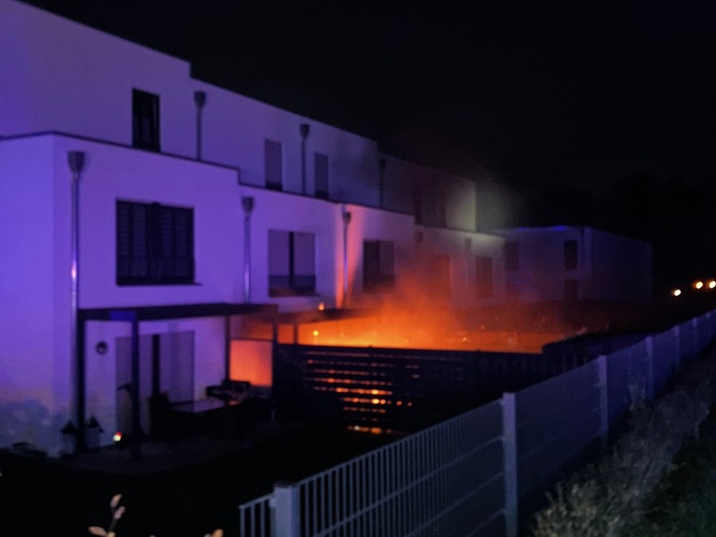 FW Paderborn: Terassenbrand mit Ausbreitung auf Fassade und Wohnräume - Foto: presseportal.de