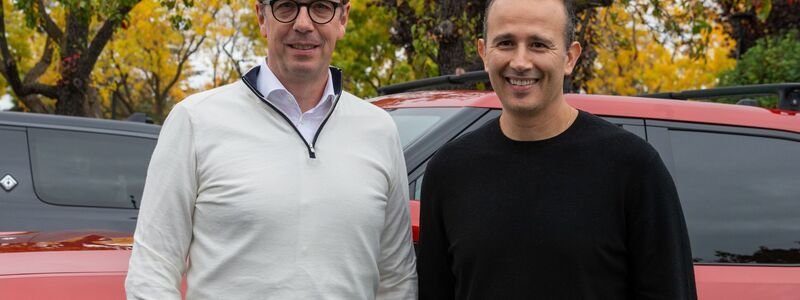 Carsten Helbing (l) und Wassym Bensaid führen das Gemeinschaftsunternehmen von VW und Rivian. - Foto: Andrej Sokolow/dpa