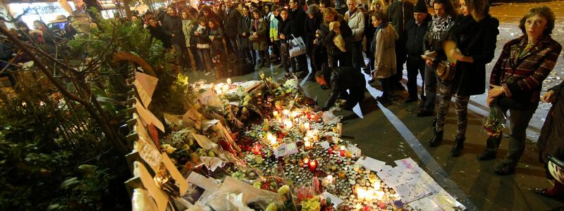 Auch zehn Jahre später sind die Spuren der Anschläge vom November 2015 in Frankreich noch deutlich sichtbar. (Archivbild) - Foto: picture alliance / dpa