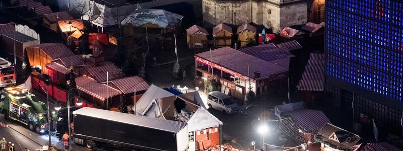 Auch bei einem islamistischen Anschlag auf den Weihnachtsmarkt am Breitscheidplatz in Berlin war am 19. Dezember 2016 ein Terrorist nahe der Gedächtniskirche mit einem Lastwagen in eine Menschenmenge gefahren. (Archivbild) - Foto: Bernd von Jutrczenka/dpa
