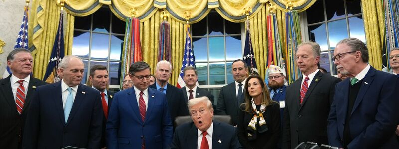 US-Präsident hat hochrangige Politiker seiner republikanischen Partei zur Unterzeichnung des Gesetzespakets zum Ende des Shutdowns ins Weiße Haus gebeten. - Foto: Jacquelyn Martin/AP/dpa