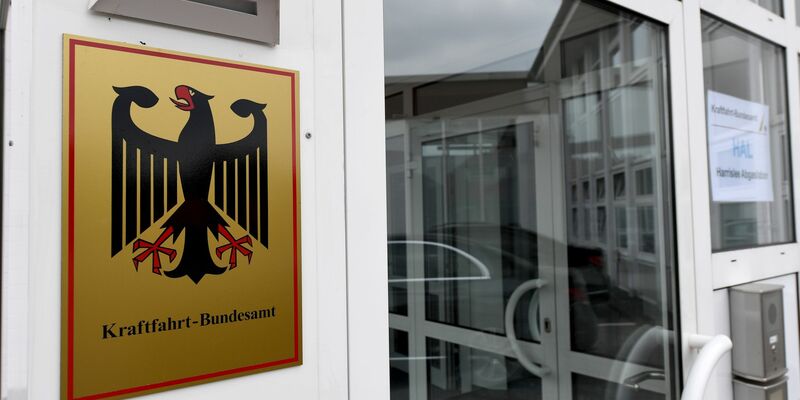 Nach einer Genehmigung durch das KBA darf die Paderborner Firma Holon ihr Elektro-Shuttle deutschlandweit im autonomen Fahrmodus mit Sicherheitsfahrer erproben. - Foto: Carsten Rehder/dpa