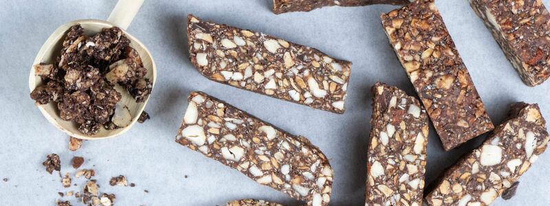 Auch Produkte, die gesund erscheinen, können zu viel Zucker in sich tragen. (Symbolbild) - Foto: Sebastian Kahnert/dpa