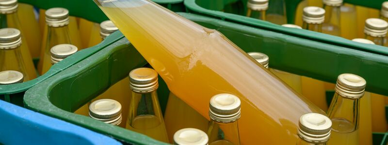 Obstsäfte haben besonders viel Zucker in sich. (Symbolbild) - Foto: Patrick Pleul/dpa