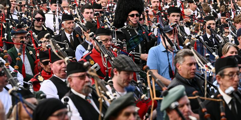 Ganz junge Teilnehmer waren ebenso dabei wie ein 98-Jähriger, der seit 84 Jahren Dudelsack spielt. - Foto: Joel Carrett/AAP/dpa