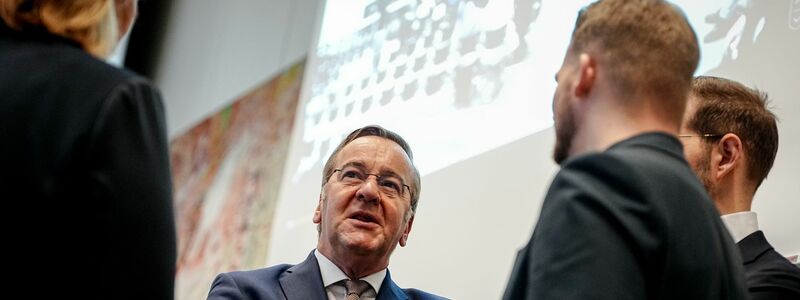 Aufatmen für den Verteidigungsminister: Die Einigung steht.  - Foto: Kay Nietfeld/dpa