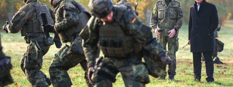 Der Wehrdienst soll zunächst freiwillig bleiben. (Symbolbild) - Foto: Christoph Reichwein/dpa