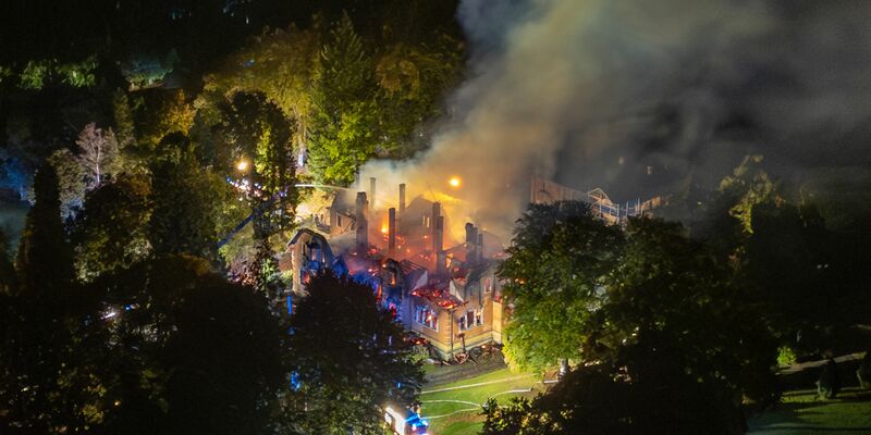 Das ehemalige Jagdschloss der Familie Thurn und Taxis brannte vollständig ab. Die Hintergründe sind noch unklar. (Archivfoto) - Foto: Lars Haubner/News5/dpa
