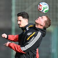 Leroy Sané (r) steht im Fokus. - Foto: David Inderlied/dpa