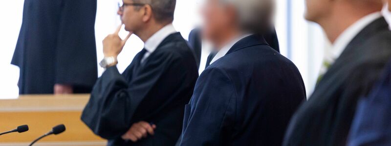 Ein weiterer größerer Prozess zur VW-Dieselaffäre hat in Braunschweig begonnen. Die Verlesung der Anklageschrift verzögerte sich aber.  - Foto: Michael Matthey/dpa