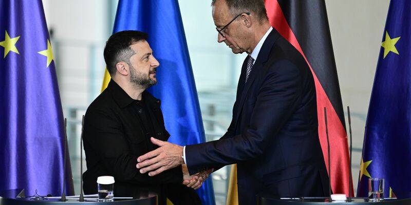 Kanzler Friedrich Merz (CDU, rechts) und der ukrainische Präsident Wolodymyr Selenskyj haben zu den Korruptionsermittlungen in Kiew ein Telefongespräch geführt. (Archivbild) - Foto: Fabian Sommer/dpa