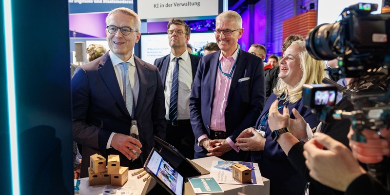 55 Millionen Bürger können sich digital ummelden / 2.000 Meldebehörden in ganz Deutschland bieten elektronische Wohnsitzanmeldung an / Bundesminister Wildberger: Vorbildcharakter - Foto: presseportal.de