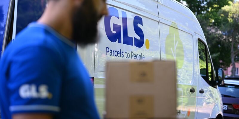 Ein Paketbote von GLS bei der Arbeit. - Foto: Wolf von Dewitz/dpa