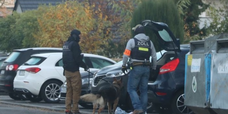 ZOLL-F: Durchsuchungen und Festnahmen wegen des Verdachts des bandenmäßigen Handeltreibens mit Betäubungsmitteln und Cannabis in großem Umfang - Foto: presseportal.de