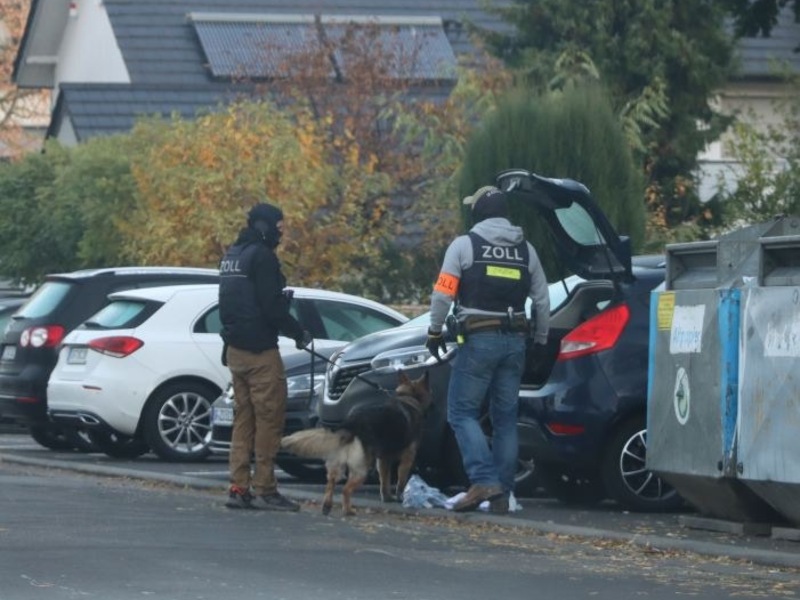 ZOLL-F: Durchsuchungen und Festnahmen wegen des Verdachts des bandenmäßigen Handeltreibens mit Betäubungsmitteln und Cannabis in großem Umfang - Foto: presseportal.de