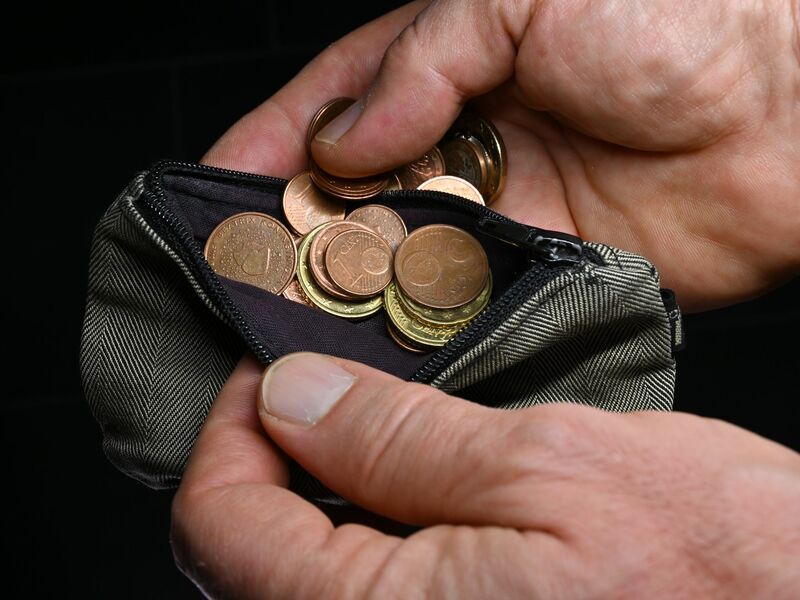 Die Überschuldungsquote, also der Anteil überschuldeter Personen im Verhältnis zu allen Erwachsenen, sank 2024 auf 8,09 Prozent. - Foto: Martin Schutt/dpa