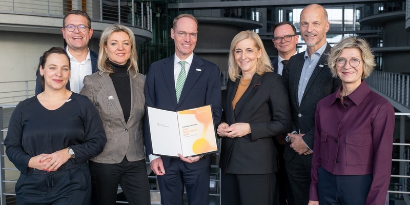 Tag der Gesundheitsversorgung 2025: Initiative Gute Gesundheit 2030 überreicht Ergebnisbericht an Bundesgesundheitsministerin Nina Warken und zeigt Wege für ein zukunftsfähiges Gesundheitssystem auf - Foto: presseportal.de