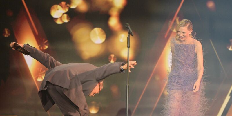 Thomas Gottschalk überreichte einen Bambi an Sängerin Cher. - Foto: Peter Kneffel/dpa