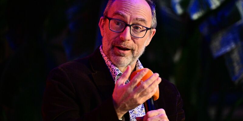 Aus Sicht von Jimmy Wales gibt es in der Wikipedia-Community eine Leidenschaft für Neutralität. - Foto: Sebastian Christoph Gollnow/dpa