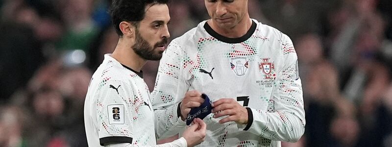 Cristiano Ronaldo (r) musste wegen seiner Roten Karte vom Platz - und die Kapitänsbinde abgeben. - Foto: Niall Carson/PA Wire/dpa