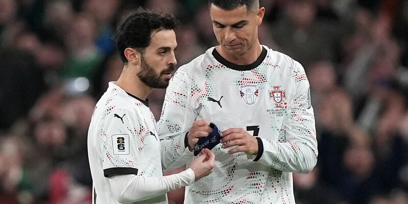 Cristiano Ronaldo reagiert impulsiv beim Spiel in Irland.  - Foto: Niall Carson/PA Wire/dpa