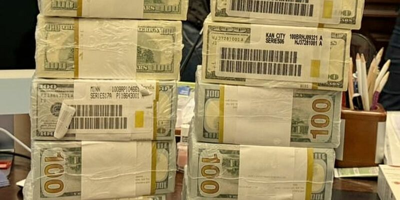 Bei Schmiergeldzahlungen werden in der Ukraine nach Erkenntnissen von Korruptionsjägern Taschen voll mit Bargeld übergeben. - Foto: -/Nationales Antikorruptionsbüro der Ukraine/Spezialisierte Antikorruptionsstaatsanwaltschaft der Ukraine/dpa