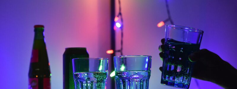 Für K.o.-Tropfen, die als «Vergewaltigungsdroge» eingesetzt werden, sollen Verbote kommen. (Archivbild)  - Foto: Christian Thiele/dpa/dpa-tmn