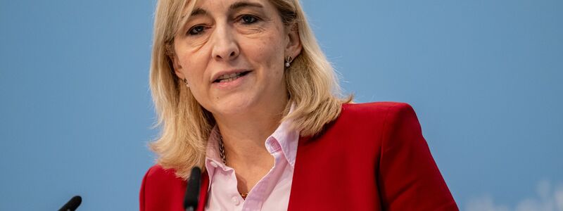 Ministerin Nina Warken warnt vor Gesundheirsrisiken durch Lachgas. (Archivbild) - Foto: Fabian Sommer/dpa