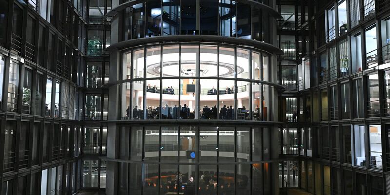 Der Ausschuss tagte bis zum Morgen.  - Foto: Elisa Schu/dpa