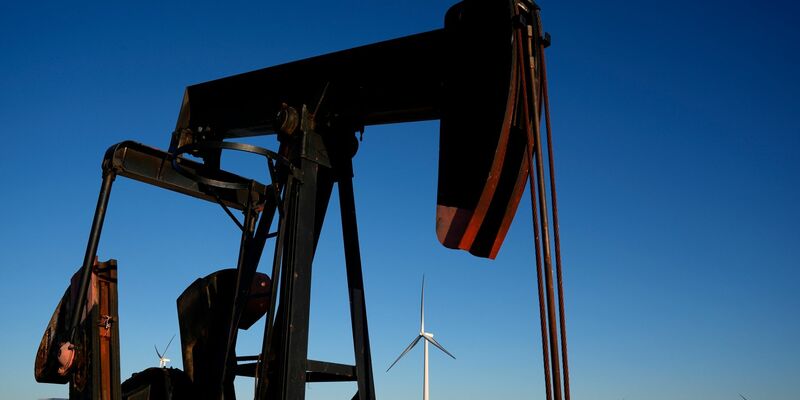 Das Verbrennen von Öl befeuert die Erderhitzung. (Archivbild) - Foto: Charlie Riedel/AP/dpa