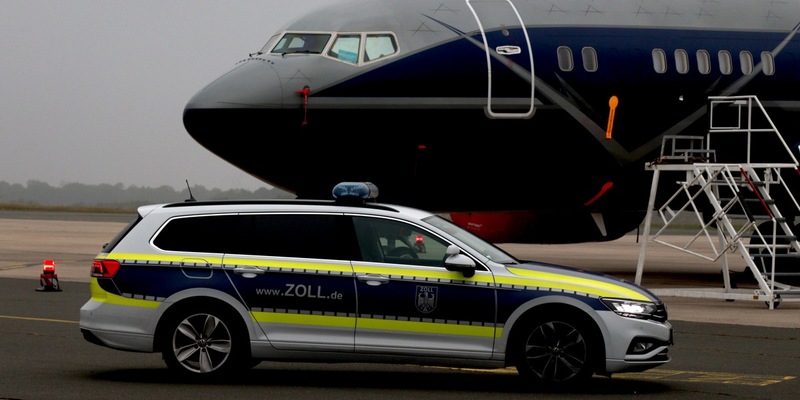 HZA-BI: Bielefelder Zoll zieht Sommerbilanz/Zahlreiche Verstöße bei Kontrollen am Flughafen Paderborn/Lippstadt festgestellt - Goldschmuck im Wert von 40.000 Euro aufgegriffen - Potenzhonig im Gepäck - Foto: presseportal.de