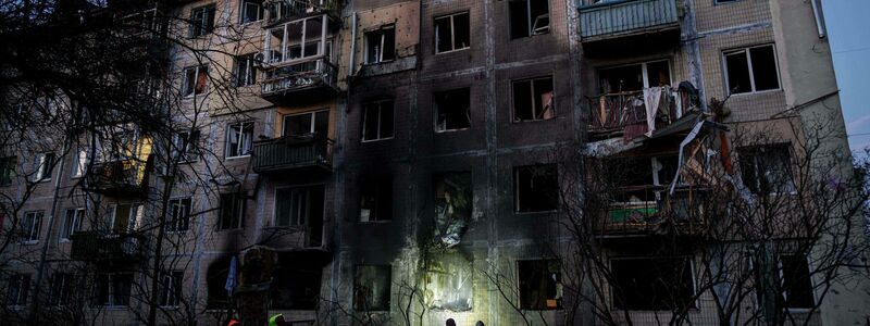 Vier Menschen wurden nach Angaben des ukrainischen Präsidenten Wolodymyr Selenskyj durch massive Angriffe von Moskaus Militär in der Ukraine getötet. - Foto: Evgeniy Maloletka/AP/dpa