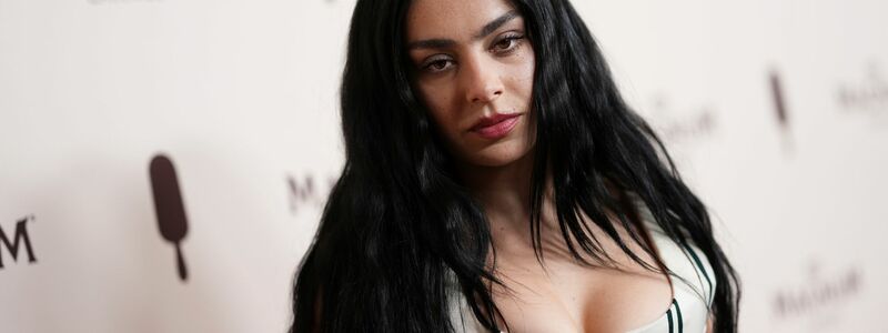 Von Charli xcx kommt der Soundtrack zur neuen Romanverfilmung «Wuthering Heights». - Foto: Scott A Garfitt/Invision via AP/dpa