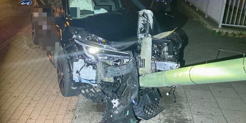 POL-DU: Altstadt: Auto kommt von Fahrbahn ab - Ein Verletzter - Foto: presseportal.de