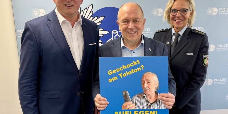 POL-PB: Polizei und VerbundVolksbank OWL eG starten Kooperation gegen den Telefonbetrug - Die erfolgreiche Kampagne Geschockt am Telefon? - Auflegen! wird durch Aufkleber erweitert - Foto: presseportal.de