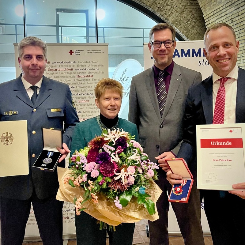 THW LVBEBBST: Doppelte Ehrung für Petra Pau - DRK Berlin und THW würdigen langjähriges ehrenamtliches Engagement - Foto: presseportal.de