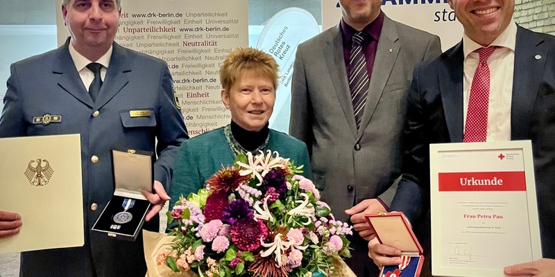 THW LVBEBBST: Doppelte Ehrung für Petra Pau - DRK Berlin und THW würdigen langjähriges ehrenamtliches Engagement - Foto: presseportal.de