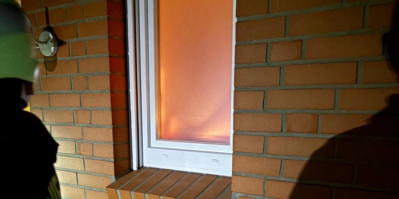 FW-AUR: Kerzenschein für Brand gehalten - Foto: presseportal.de