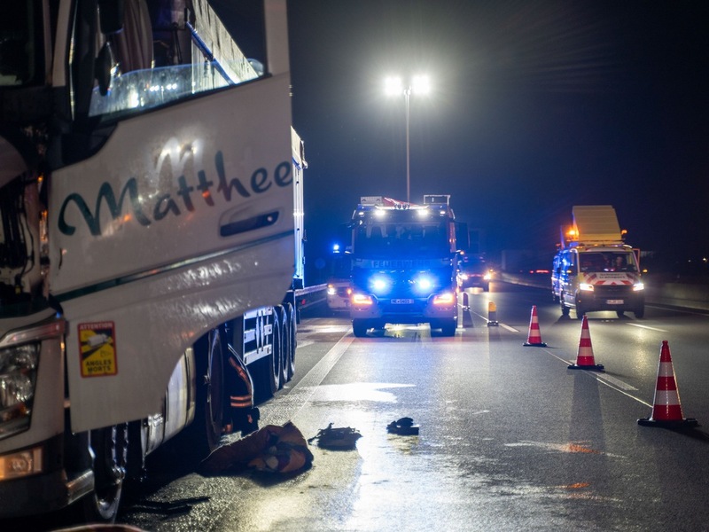 FW-NE: Zur richtigen Zeit am richtigen Ort: Feuerwehr Neuss löscht Lkw-Brand auf der A2 bei Hamm (Westfalen) | Spontane überörtliche Hilfe - Foto: presseportal.de