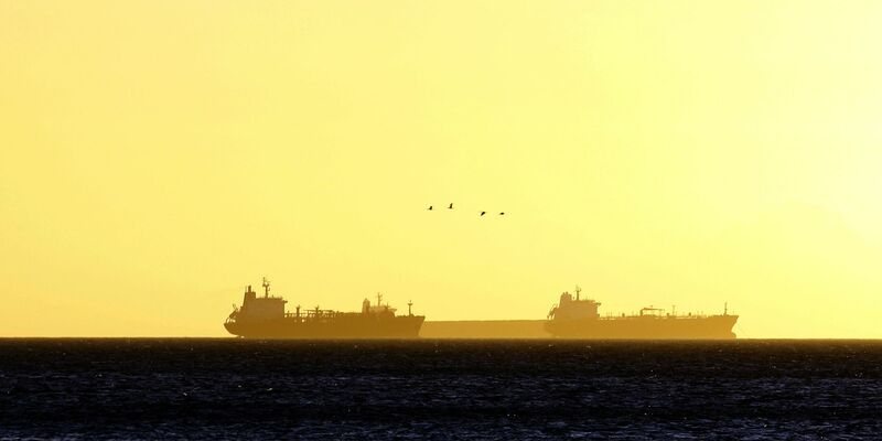Noch ist unklar, weshalb ein Tanker seinen Kurs änderte. (Symbolbild) - Foto: Juan Carlos Hernandez/ZUMA Wire/dpa