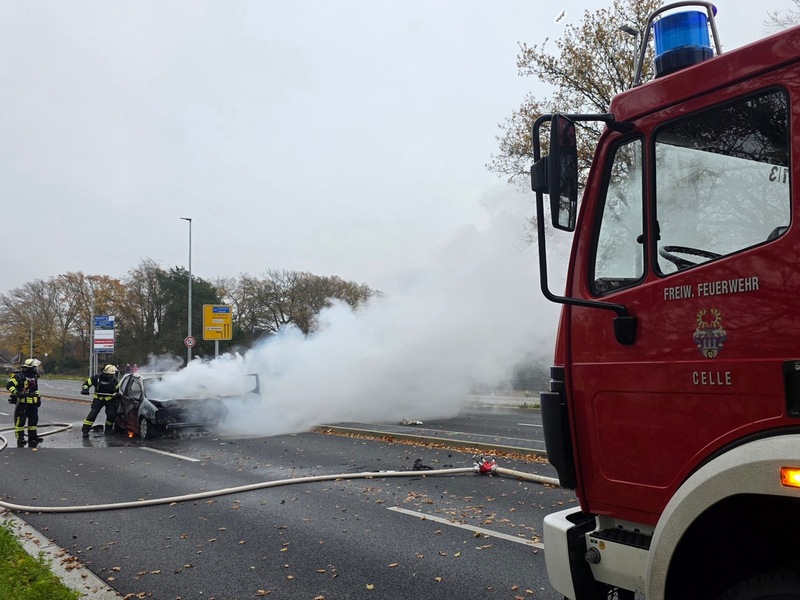 FW Celle: PKW in Vollbrand auf dem Wilhelm-Heinichen-Ring - Foto: presseportal.de