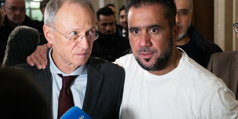 Buhsidos E-Manager Arafat Abou-Chaker (r) legt nach der Urteilsverkündung seinem Anwalt Hansgeorg Birkhoff die Hand auf die Schulter. (Archivbild)  - Foto: Sebastian Christoph Gollnow/dpa