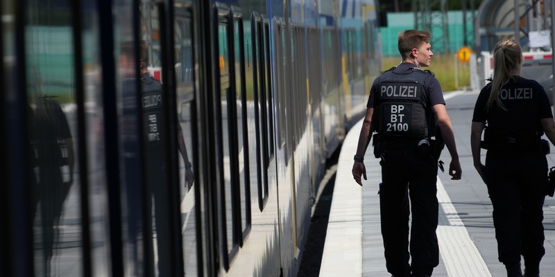 Bundespolizeidirektion München: Ausstieg verpasst - Serbe mit 25.000 Euro Bargeld unerlaubt eingereist - Foto: presseportal.de