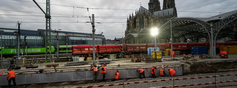 Zehn Tage lang sind Arbeiter nun an der Strecke rund um den Kölner Hauptbahnhof beschäftigt. Unter anderem werden Weichen und Oberleitungen erneuert. - Foto: Henning Kaiser/dpa