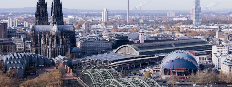 Mehr als 50 neue Stellwerke nimmt die Bahn jedes Jahr in Betrieb - ausgerechnet am Kölner Hauptbahnhof gab es Probleme. - Foto: Rolf Vennenbernd/dpa