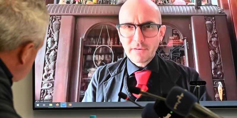 Kriminalbiologe Benecke sagt, er habe ebenfalls eine Probe von Hitlers Blut genommen, von der Lehne des Sofas, auf dem sich Hitler erschossen hat. (Archivbild) - Foto: Martin Schutt/dpa