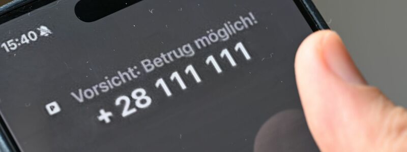 Besser nicht drangehen: Vodafone warnt bei einem Anruf vor einer möglichen Betrugsmasche, hier ein gestelltes Bild mit einer fiktiven Telefonnummer, die Vodafone nur zwischenzeitlich zu technischen Testzwecken geschaltet hatte. - Foto: Wolf von Dewitz/dpa