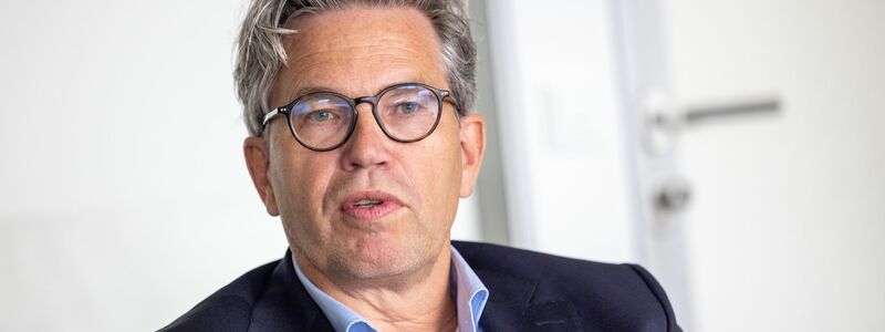 Der Vodafone-Manager Marcel de Groot rät zu Vorsicht. - Foto: Thomas Banneyer/dpa